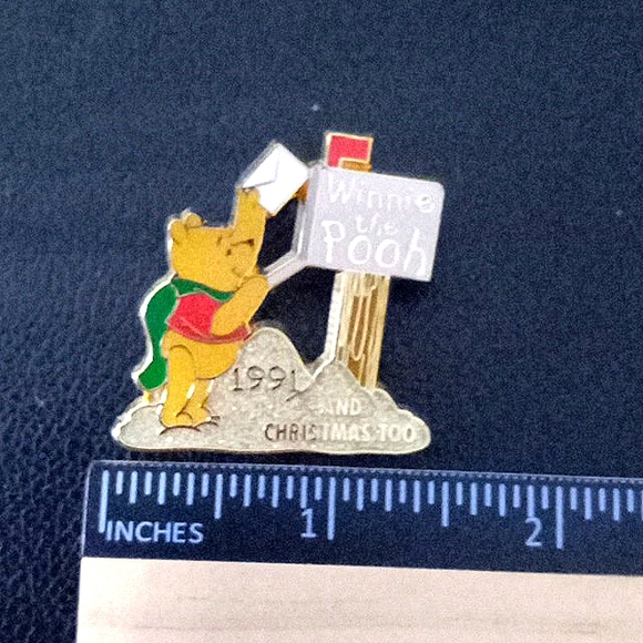 DISNEY STORE WINNIE THE POOH MAILING HIS LETTER TO SANTA - Picture 7 of 8